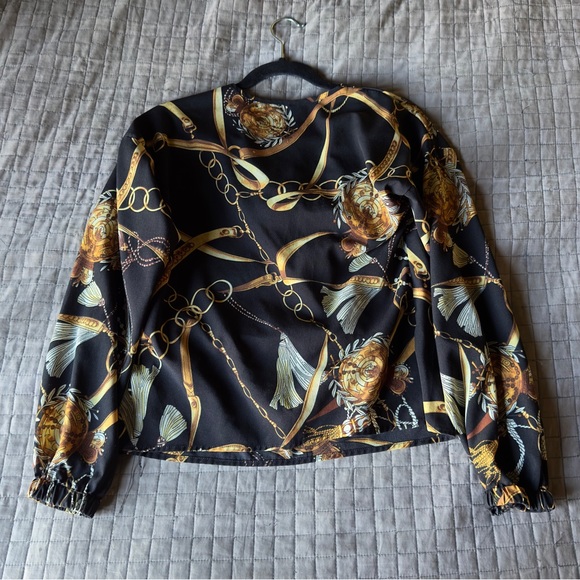 Woman’s blouse - Picture 2 of 3